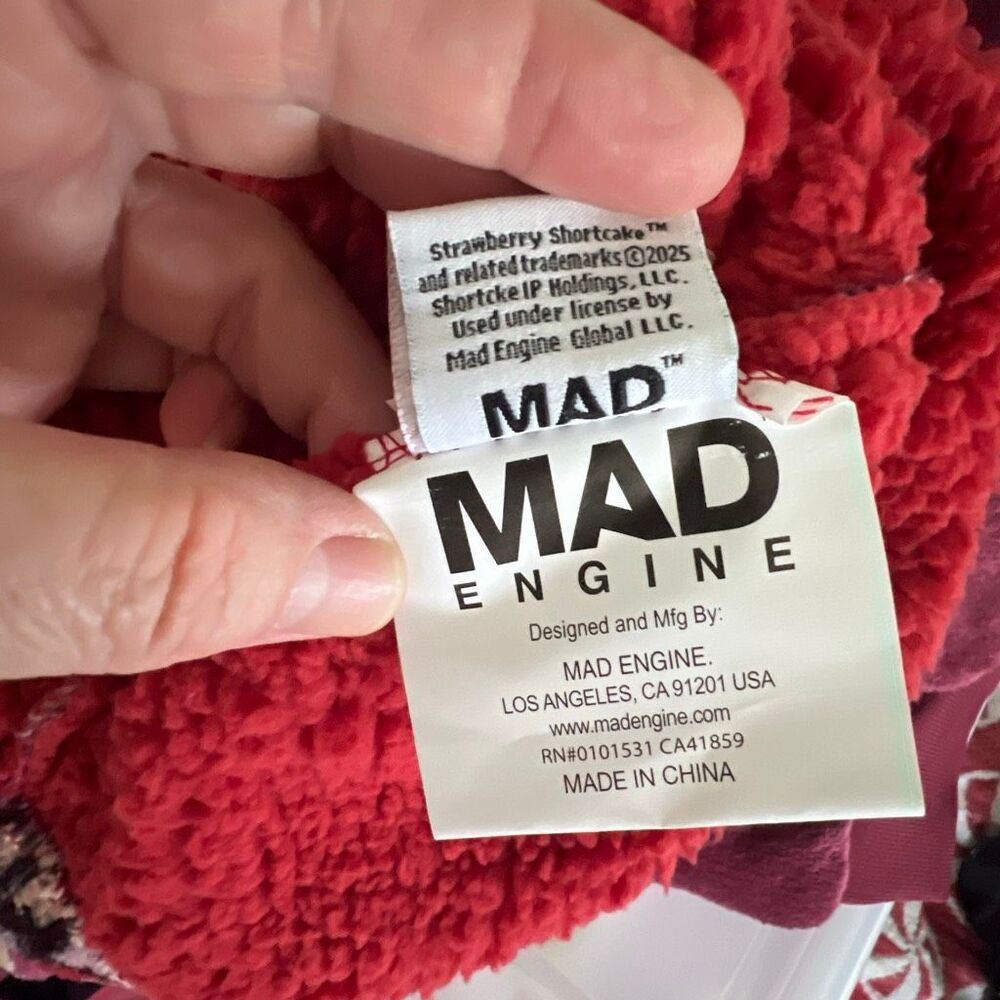 Strawberry Shortcake Sherpa Blanket Hoodie Burgundy Size XL Nwt - Picture 7 of 7